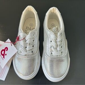 NWT Neck & Neck Toddler Girl Silver Metallic Lace Up Sneakers, Size 26 EU/9 US